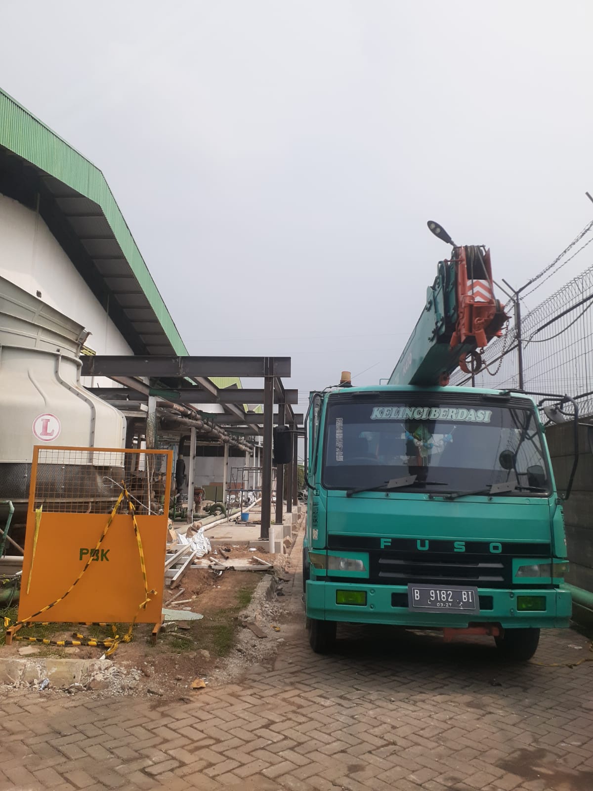 Operasional Mobil Crane Proyek